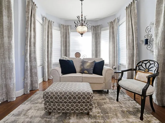 A GREAT SEATING AREA FOR READING OR JUST RELAXING.