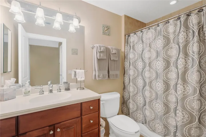 Guest Bathroom with Tub/Shower