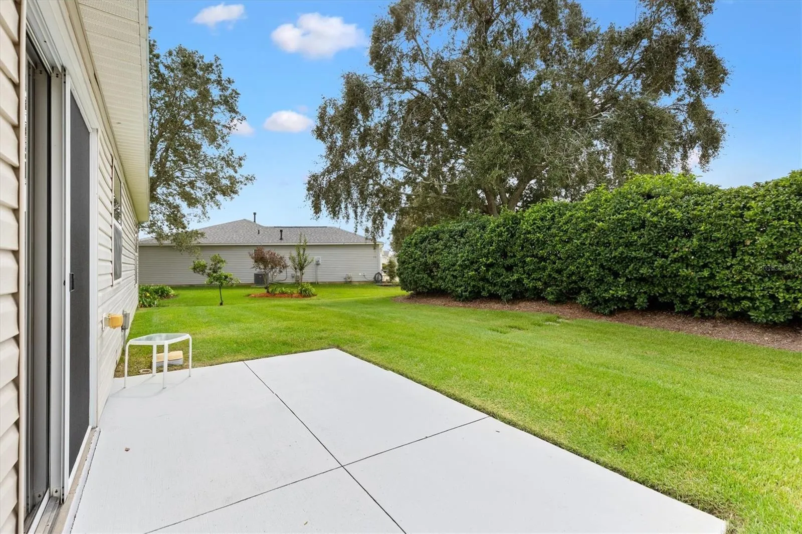 LARGE PRIVATE SIDE YARD