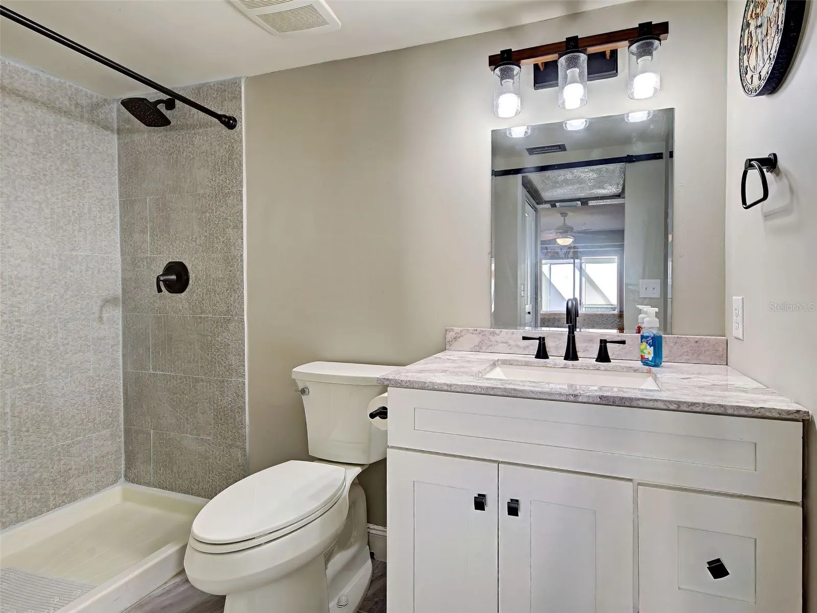 Guest en suite bath