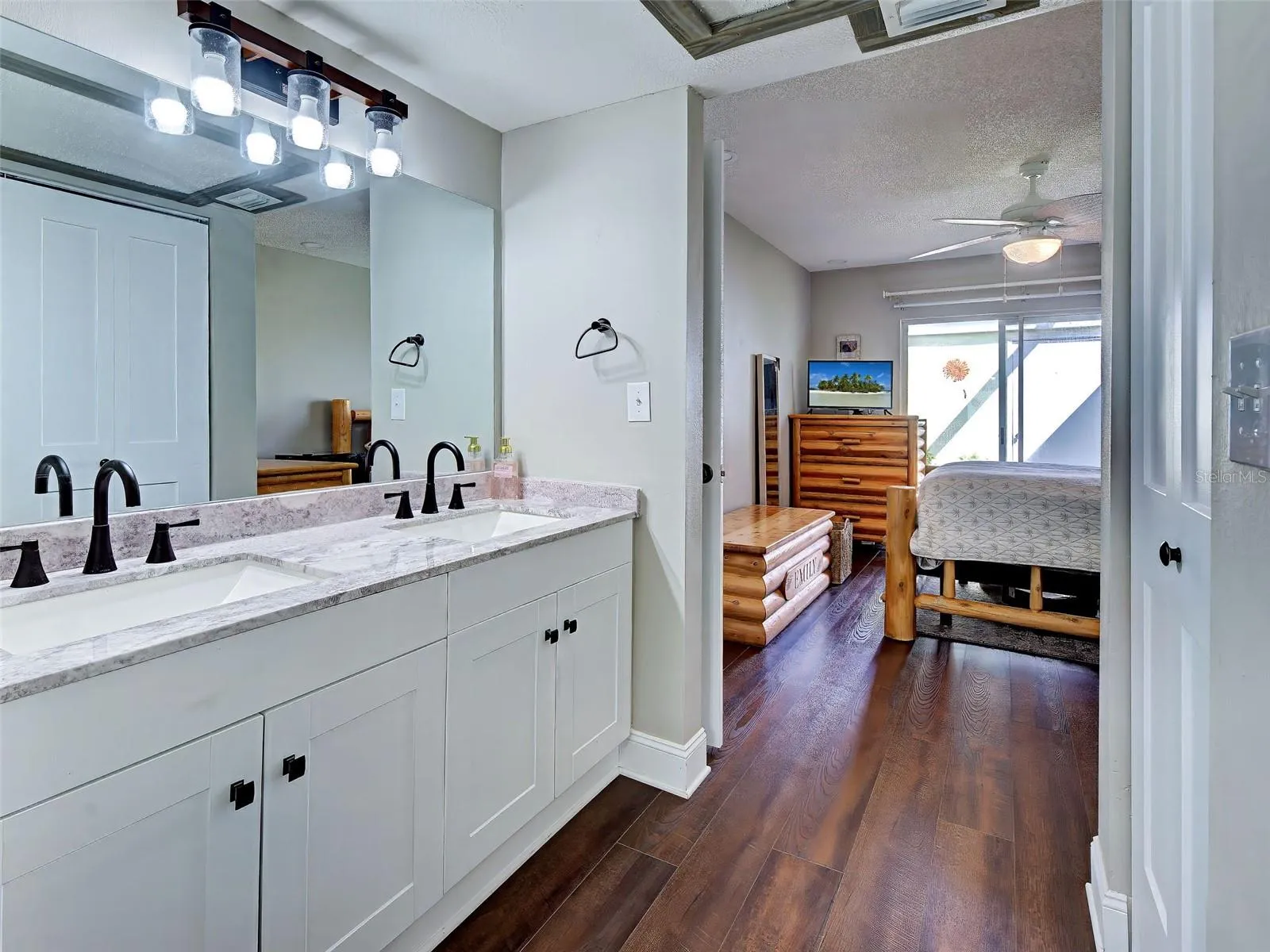 Primary en suite bath