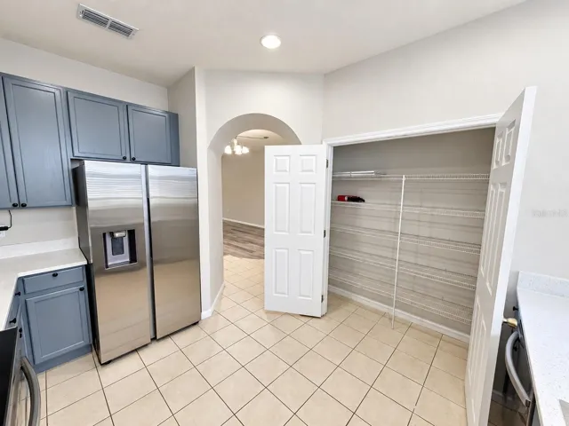 Kitchen ample Pantry