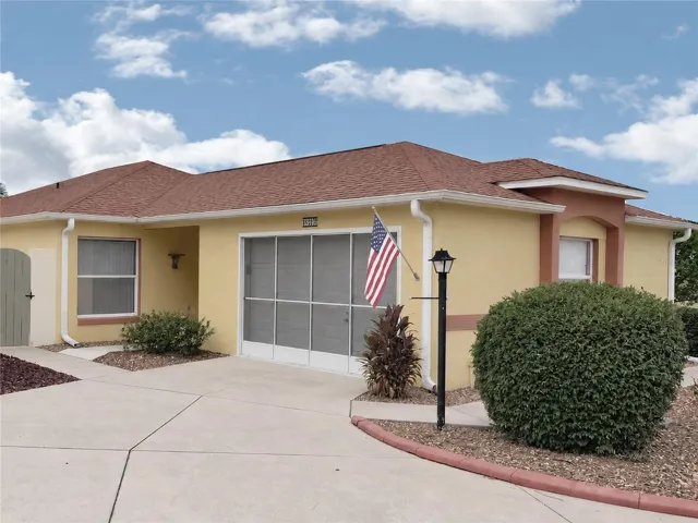1318 Balboa Ct, The Villages, FL 2-bed, 2-bath, liv/din + enclosed lanai with sliding windows