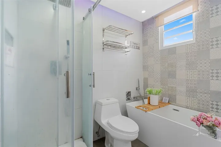 Shower &amp; Soaking Tub