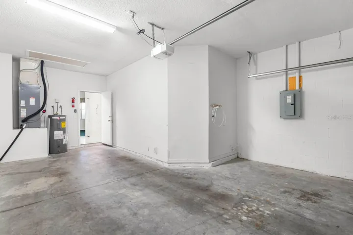 1 1/2 car garage