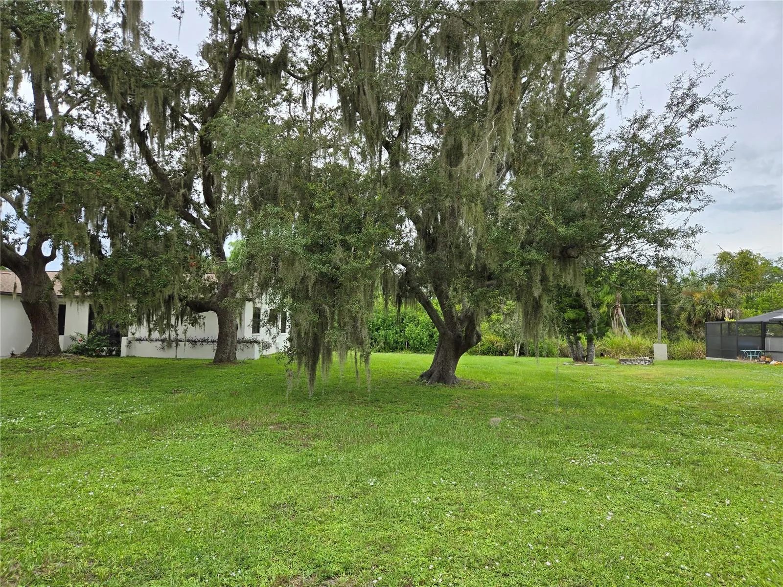 Side with and additional 5000 sqft lot