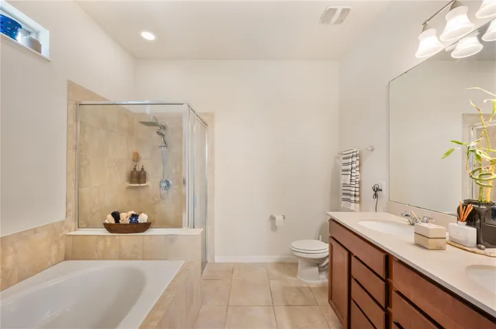 Primary Bath / Garden Tub / Dual Sinks