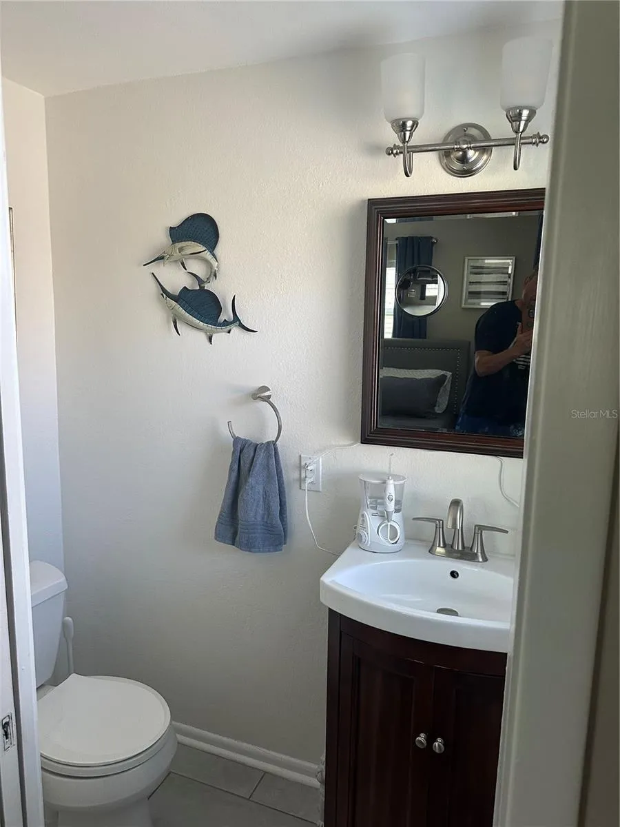 En suite primary 1/2 bath