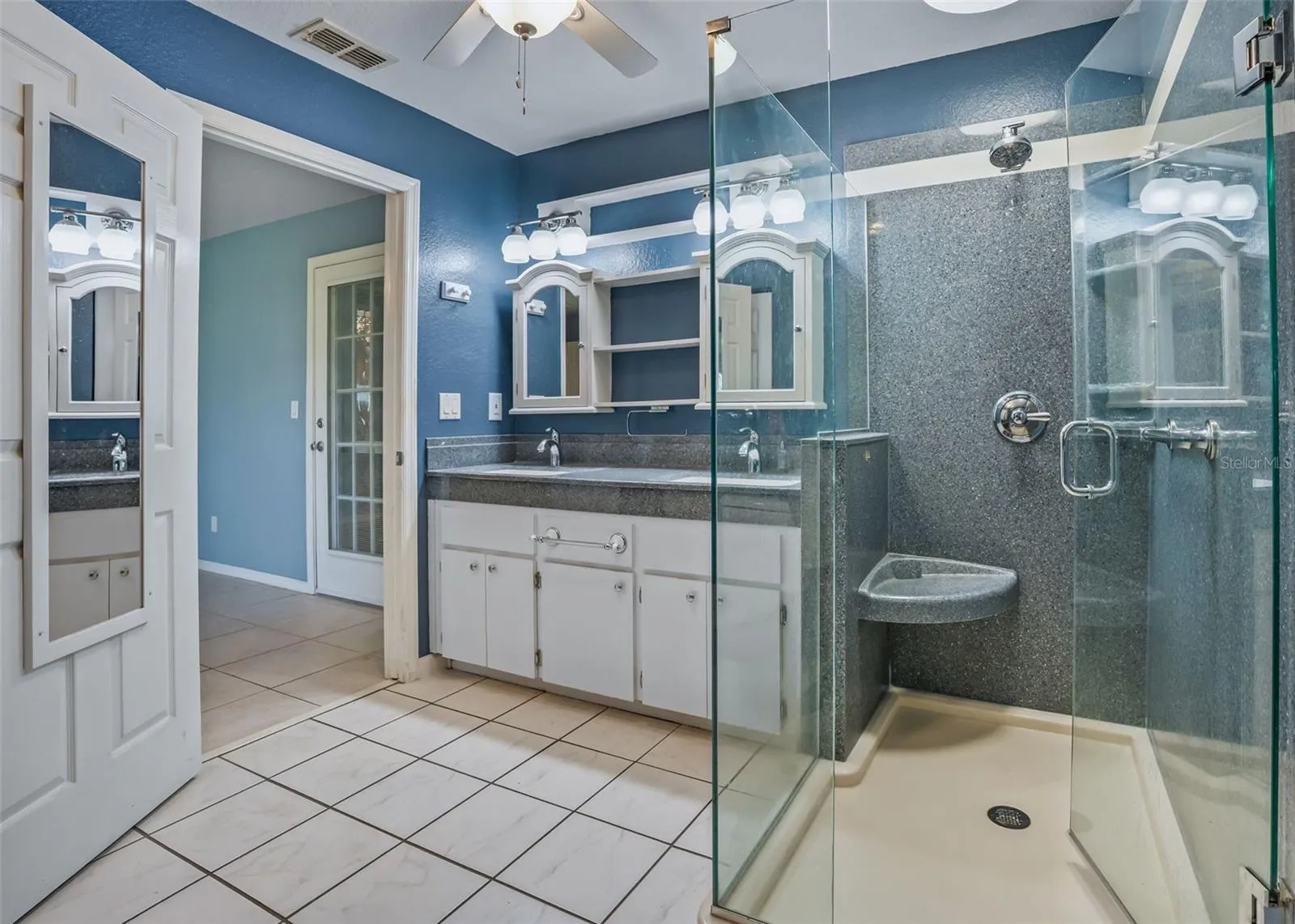 Walk in Shower w/Sitting Bench