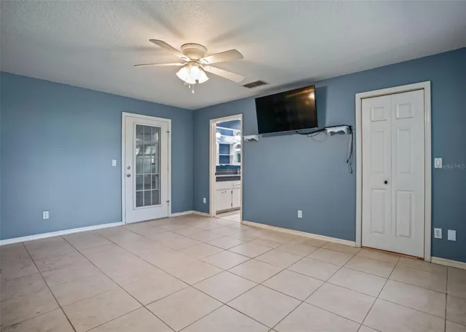 Primary Suite w/Private access to Lanai, En Suite &amp; Walk in Closet