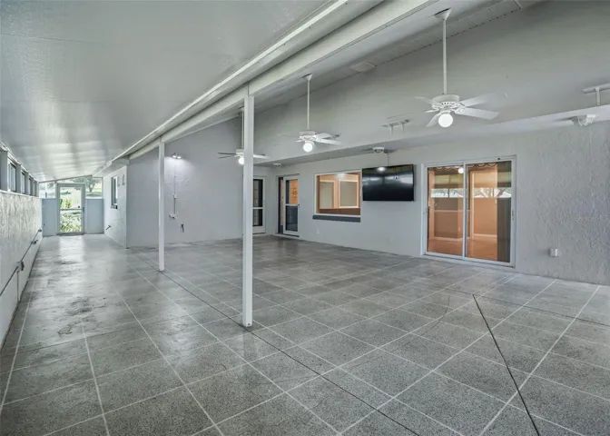 Covered courtyard w/Ceiling fans w/access to main home