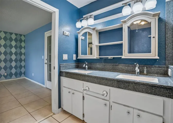 En Suite w/2 Sink Vanity