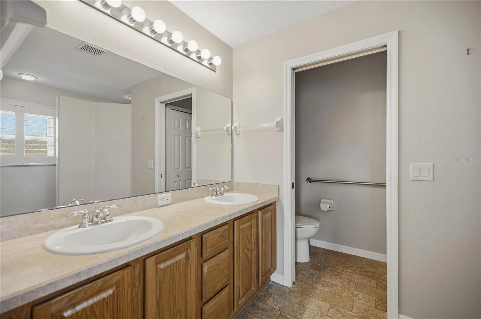 Primary en-suite bathroom