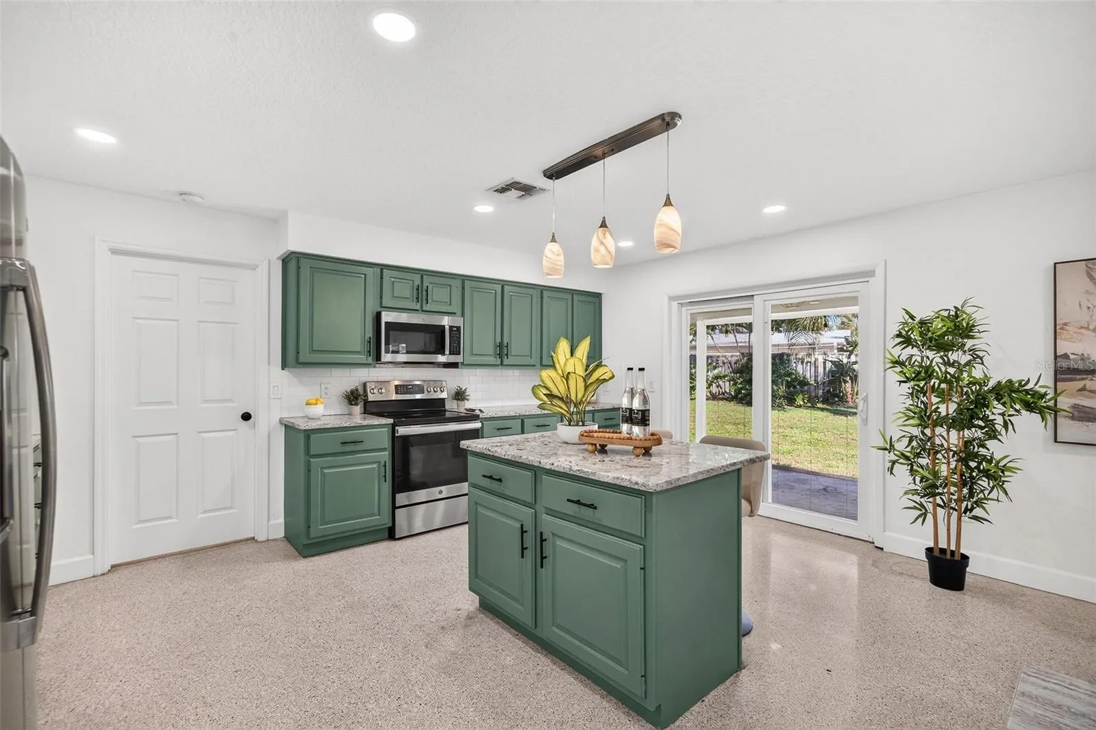 Side door leads to interior laundry room and garage