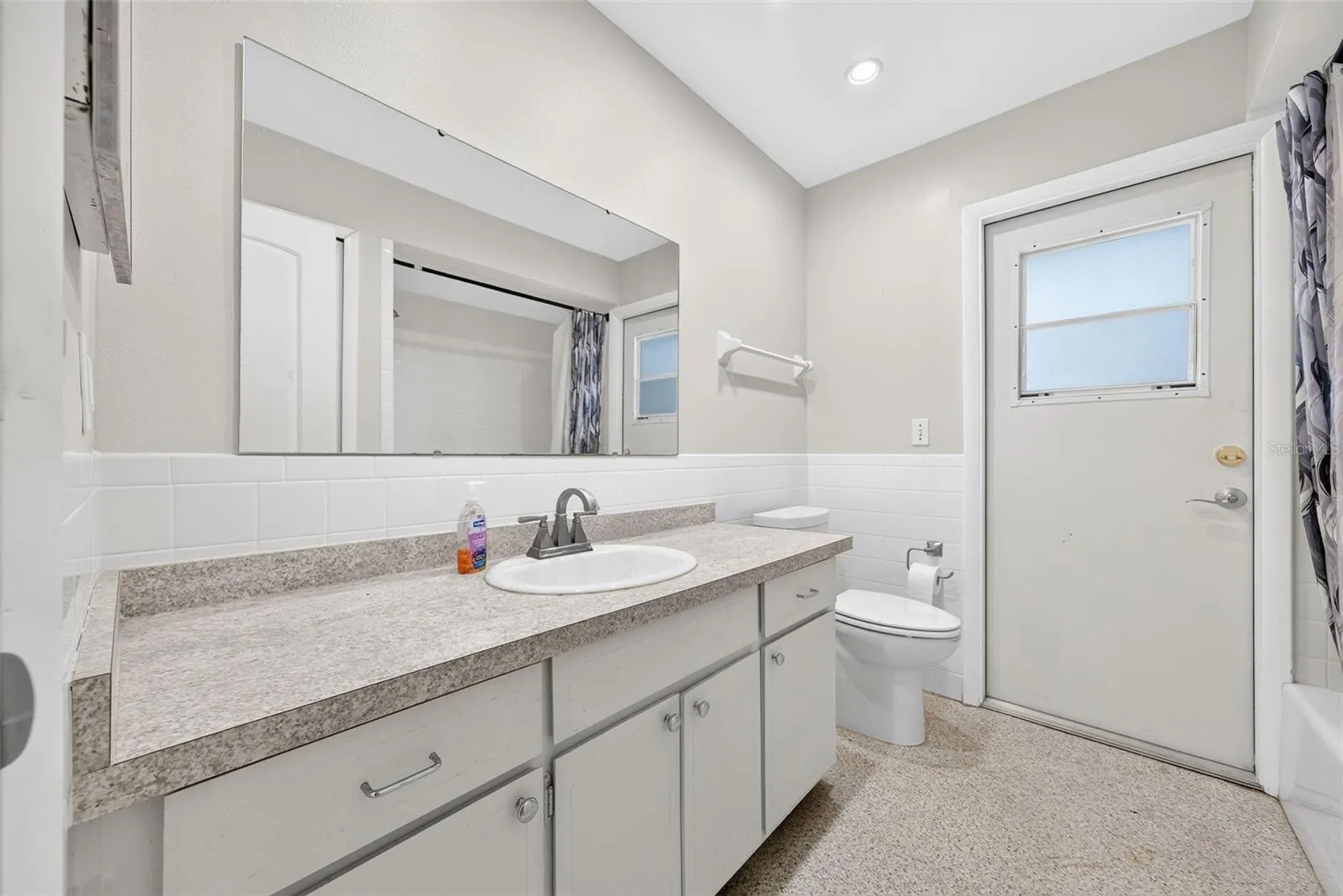 Hall bath leading to pool