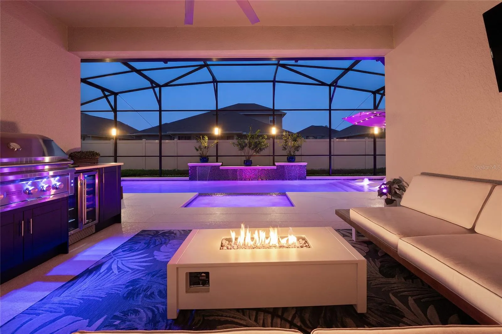 Outdoor patio with kitchen &amp; pool/spa