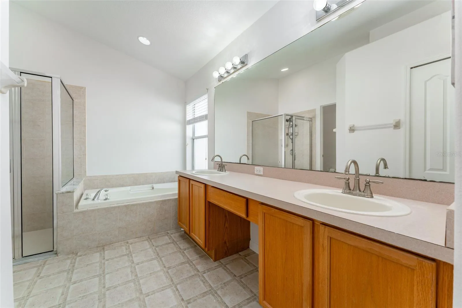 En suite bathroom in primary