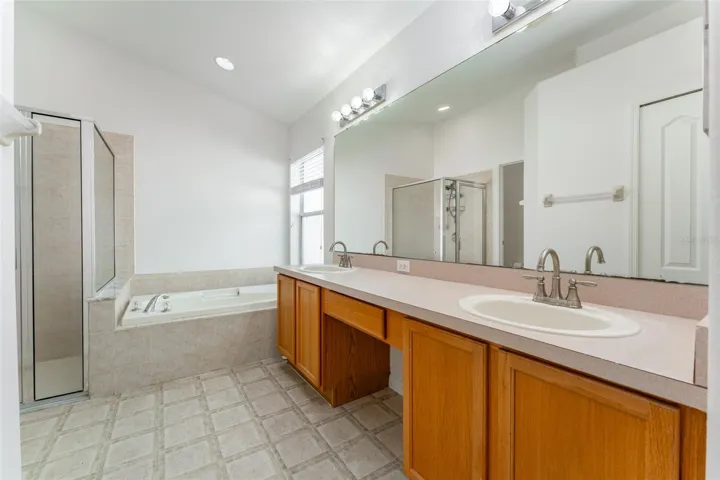 En suite bathroom in primary