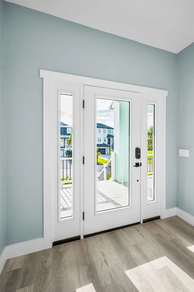 Foyer - Hurricane door and Luxury Vinyl