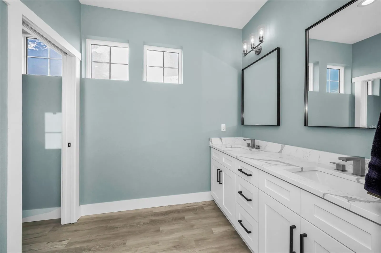 Upper level full bath
