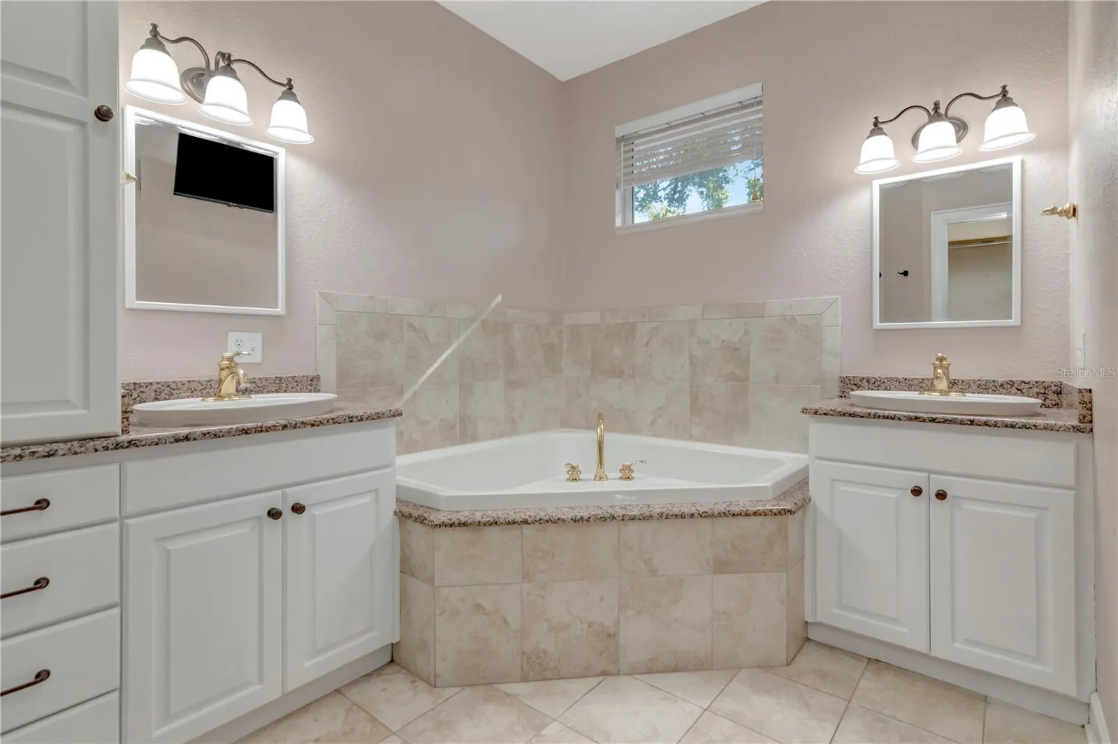 EnSuite Dual Sinks, Jacuzzi Tub, Shower
