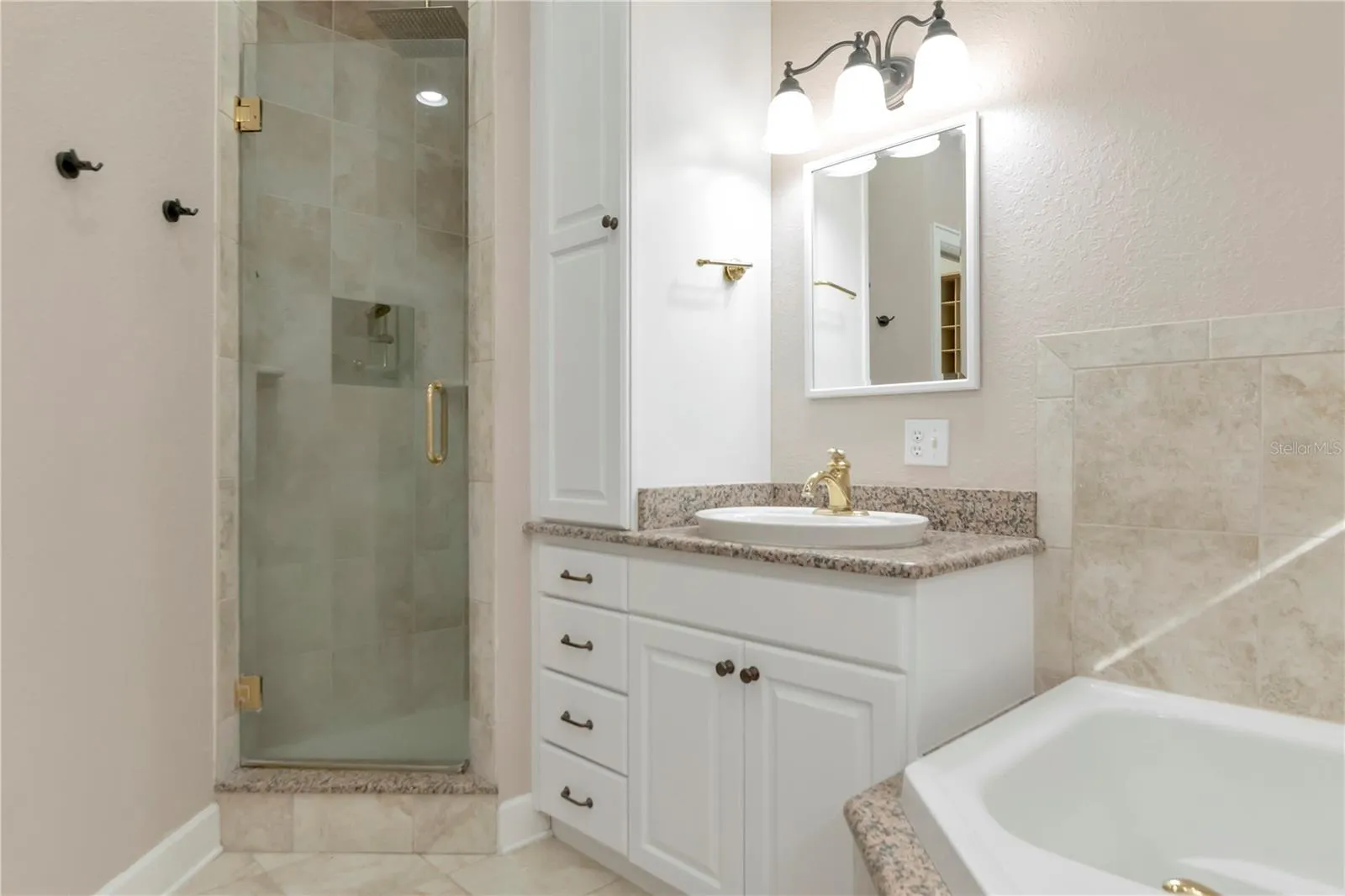 EnSuite Dual Sinks, Jacuzzi Tub, Shower