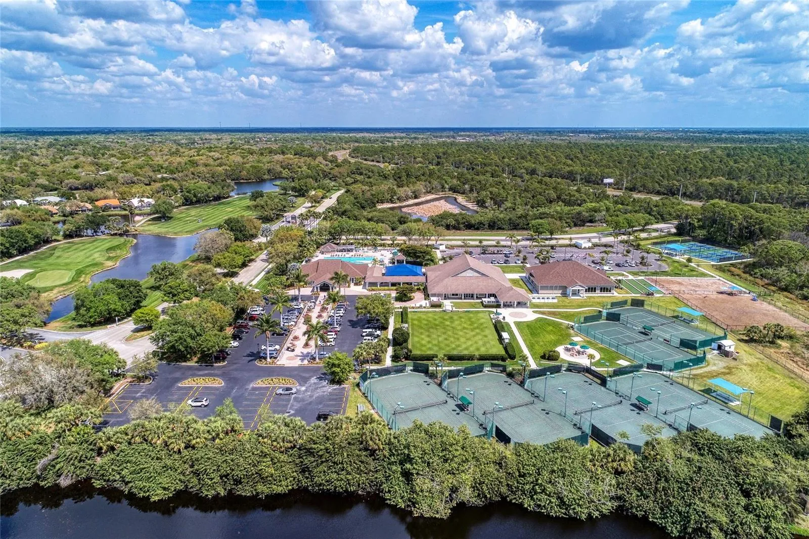 6 har-tru Tennis Courts- Tennis Pro on-site