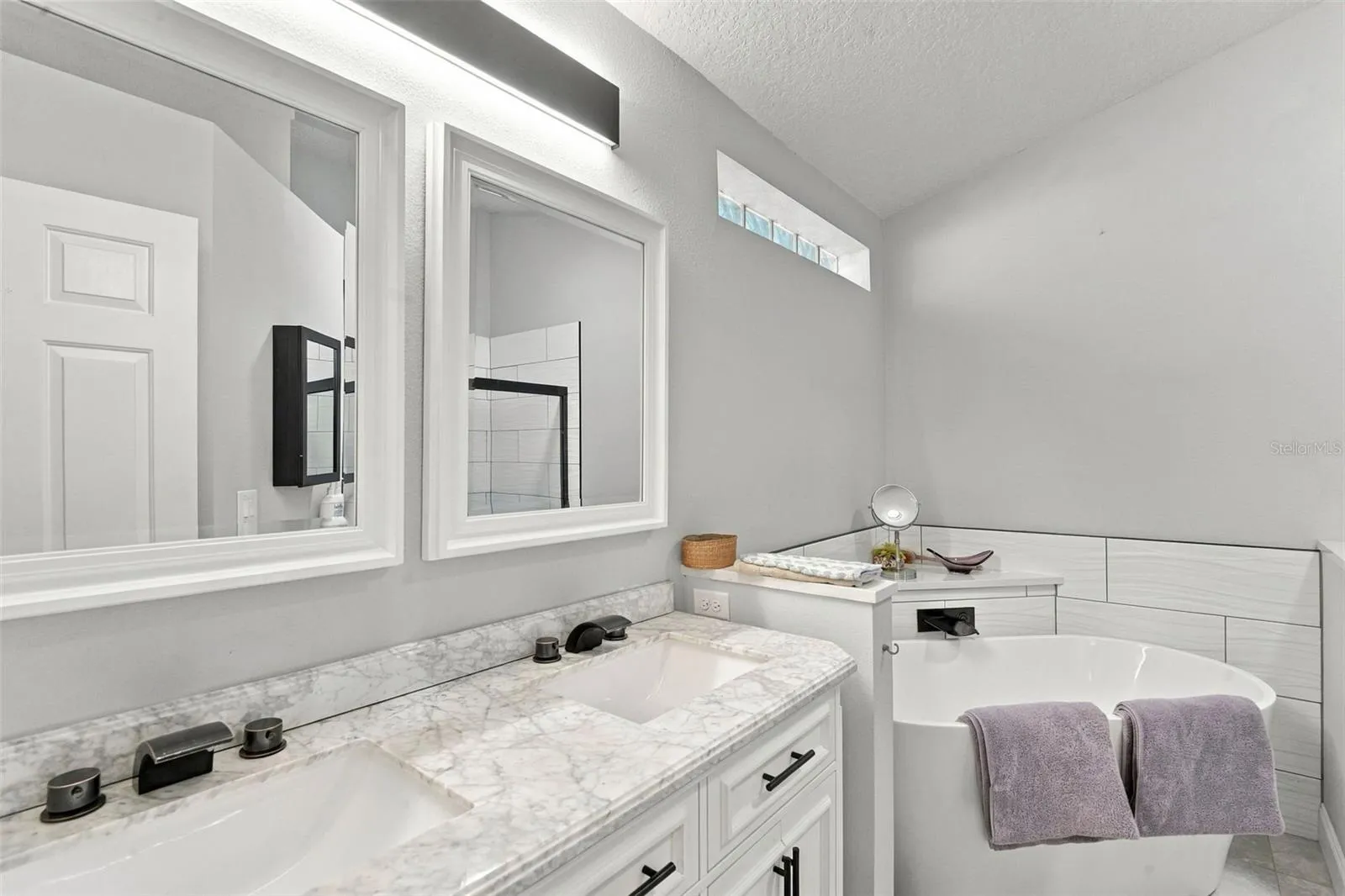 This ensuite bath is gorgeous!