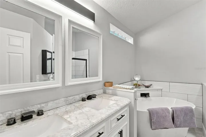 This ensuite bath is gorgeous!
