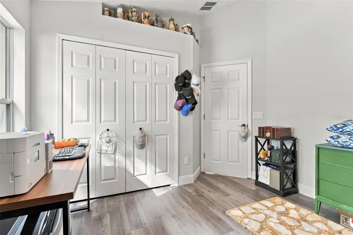 Front bedroom/office towards entrance.