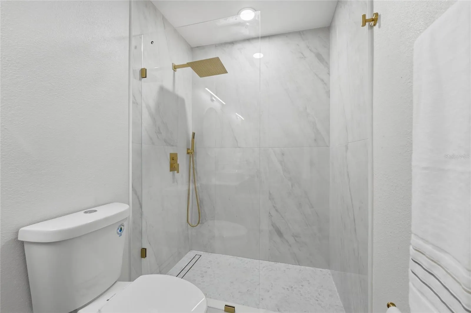 Feauturing a gorgeous porcelain-tiled walk-in shower