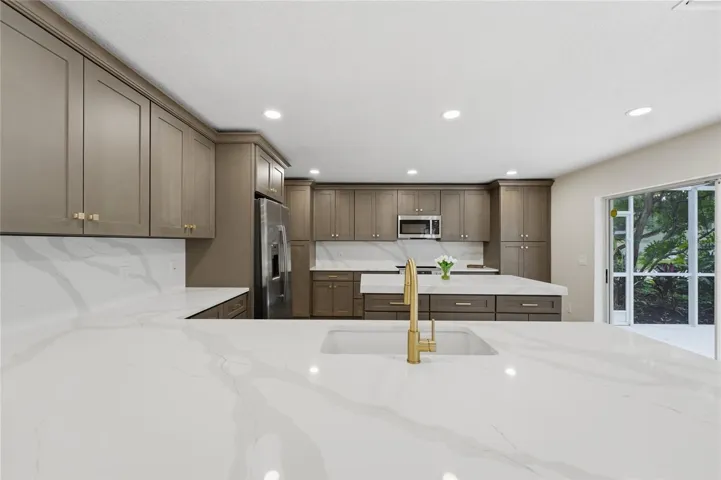 Calacatta quartz countertops withfull-height matching backsplash