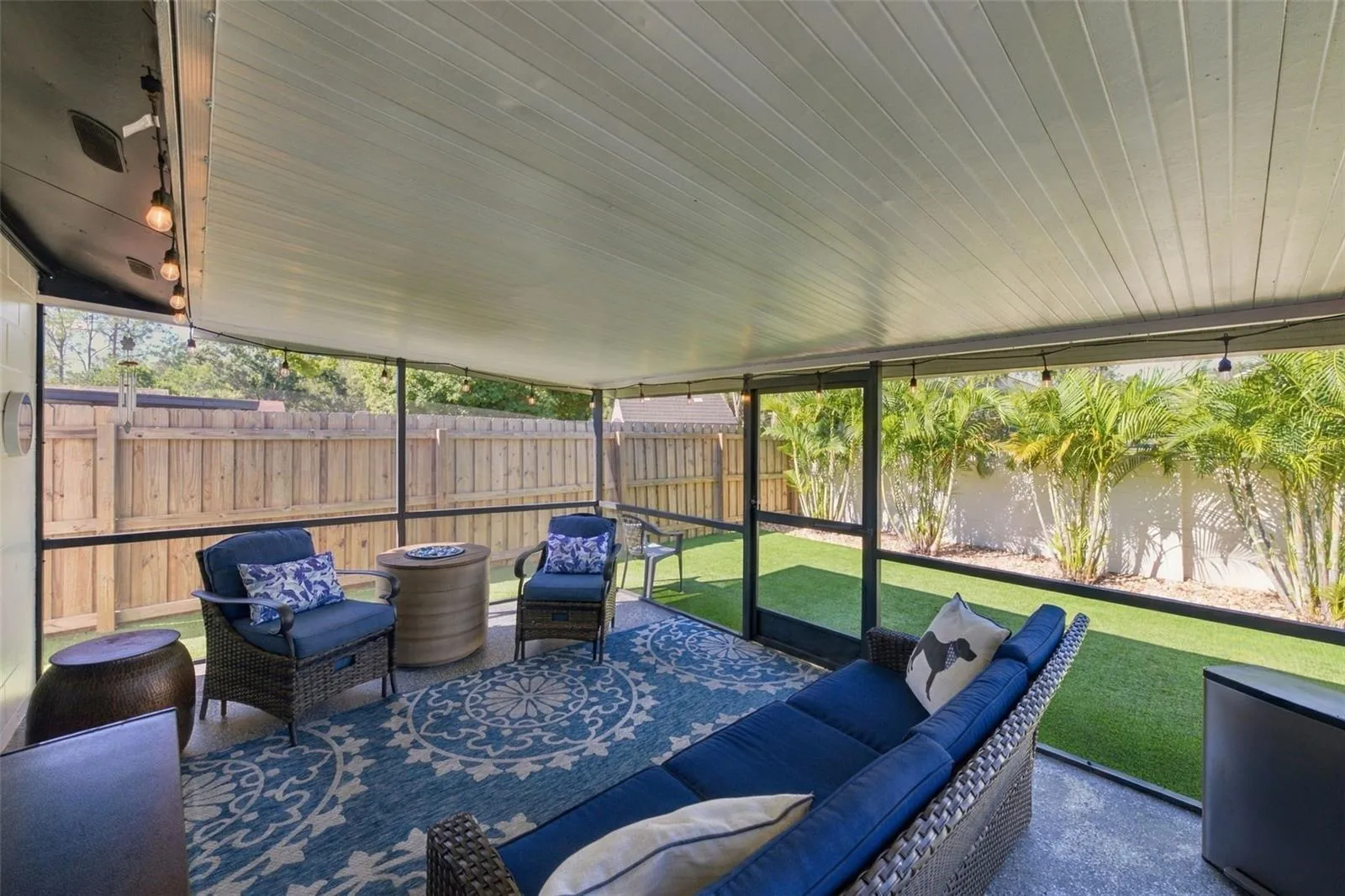 Large covered and screened lanai