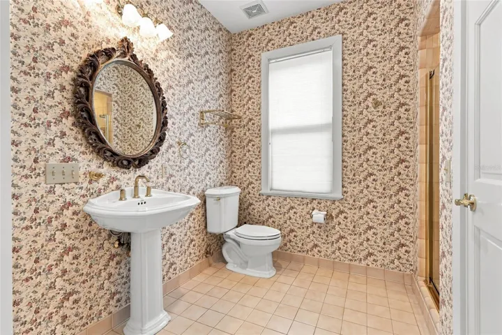First Floor En-Suite Full Bathroom