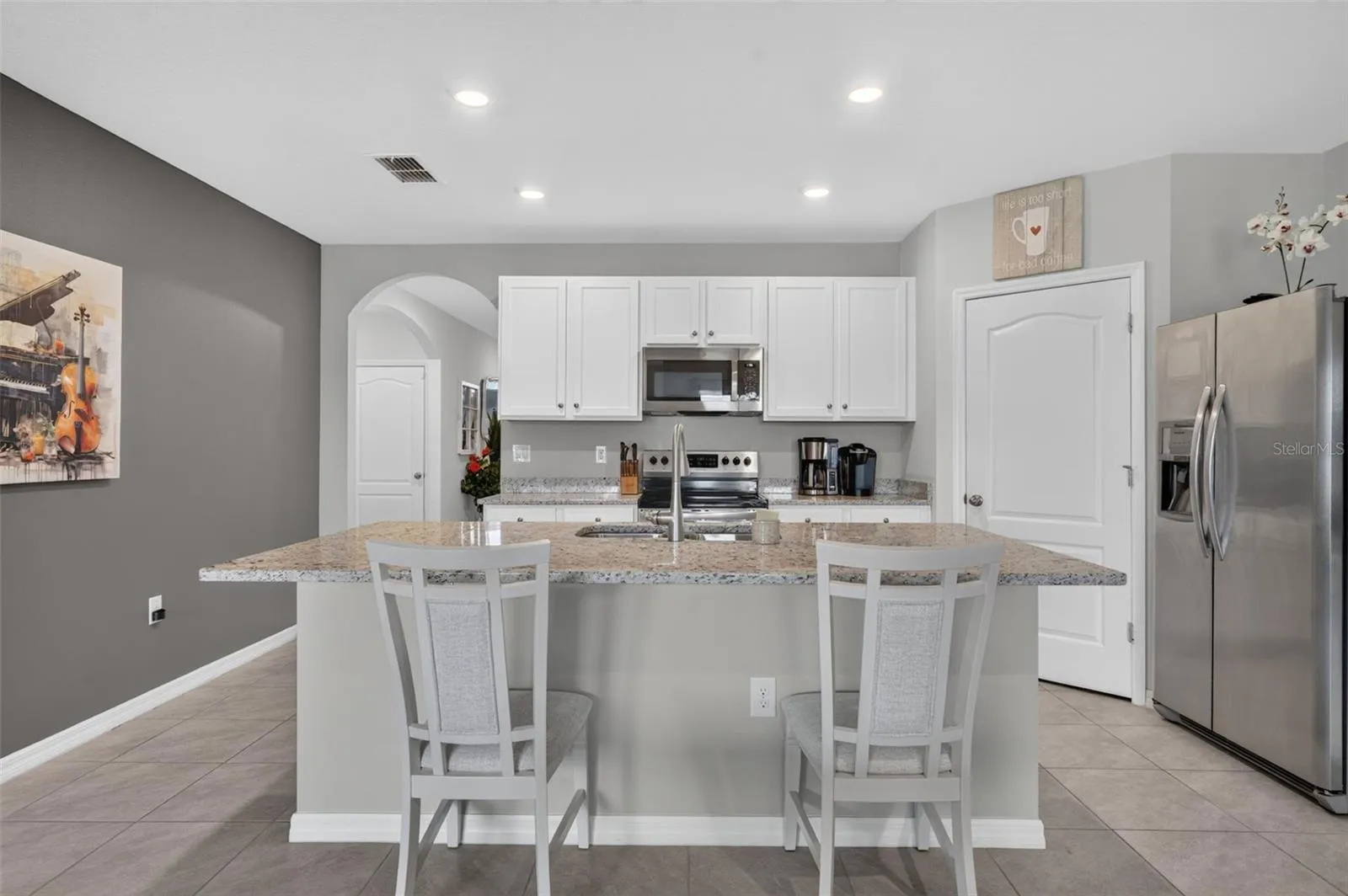 Kitchen Island &amp; Bar Area