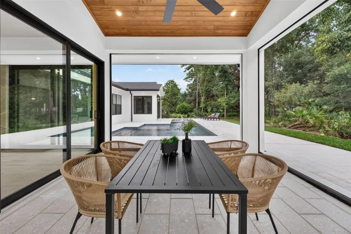 Covered lanai with motorized retractable screens