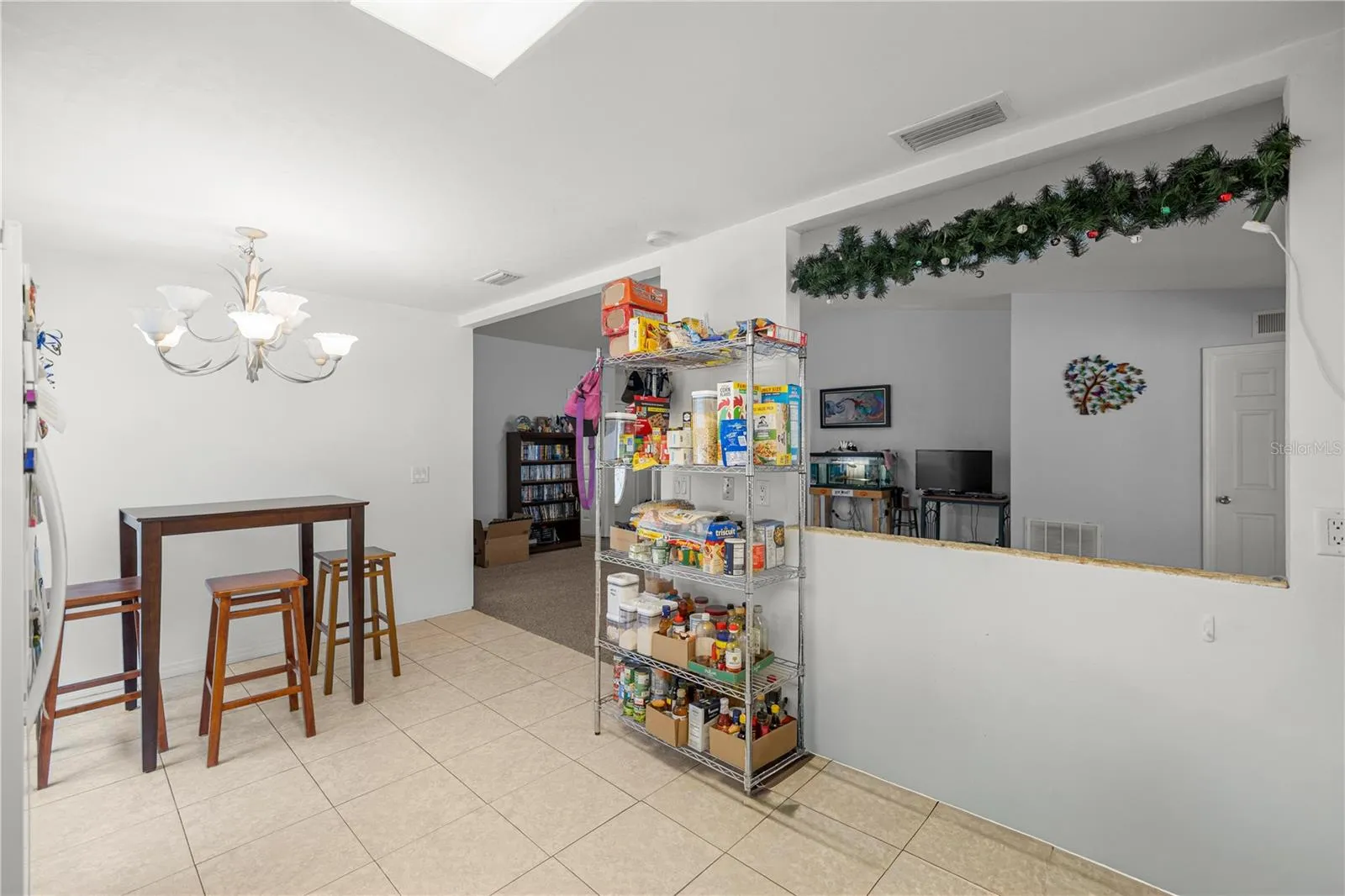 KITCHEN TO LIVING BREAKFAST BAR