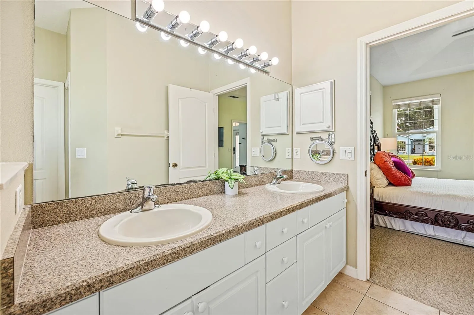 Primary bath/dual vanity