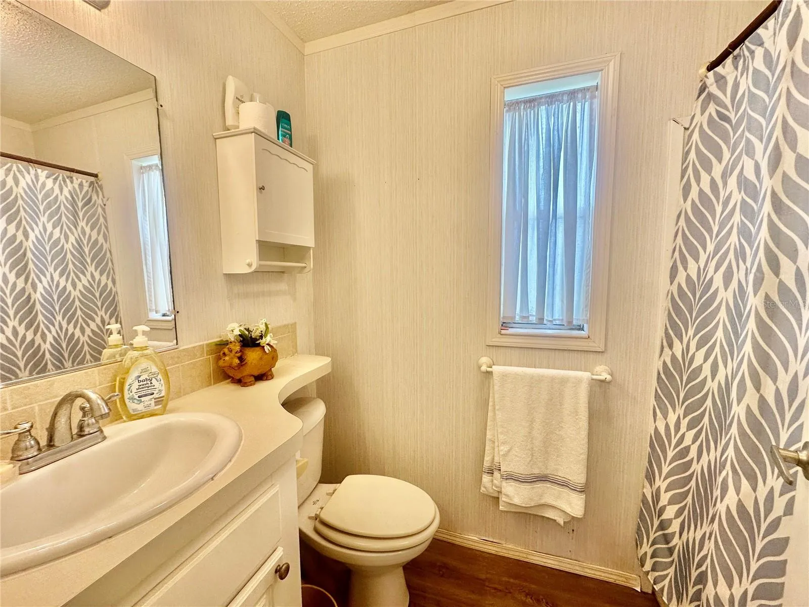 2nd Bathroom with bathtub