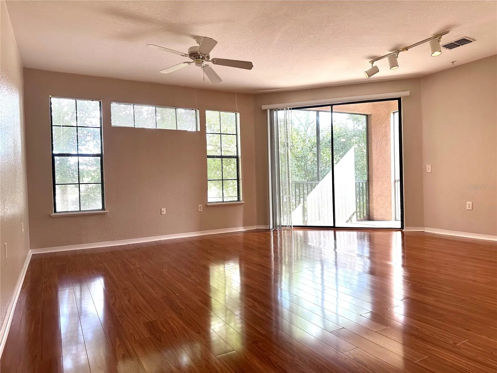 Living Room &amp; Dining Comb0