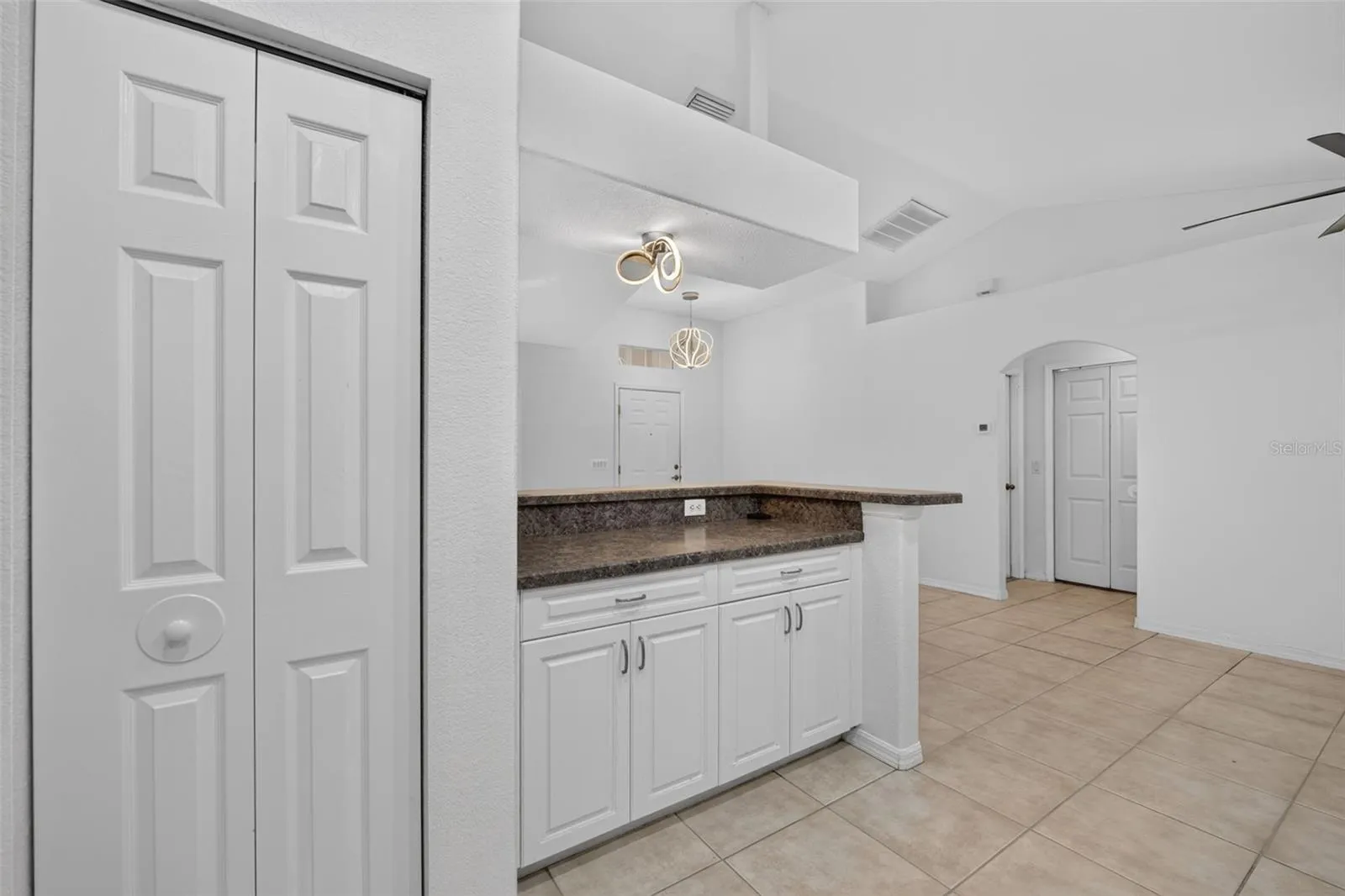 Kitchen - Work counter/Breakfast Bar