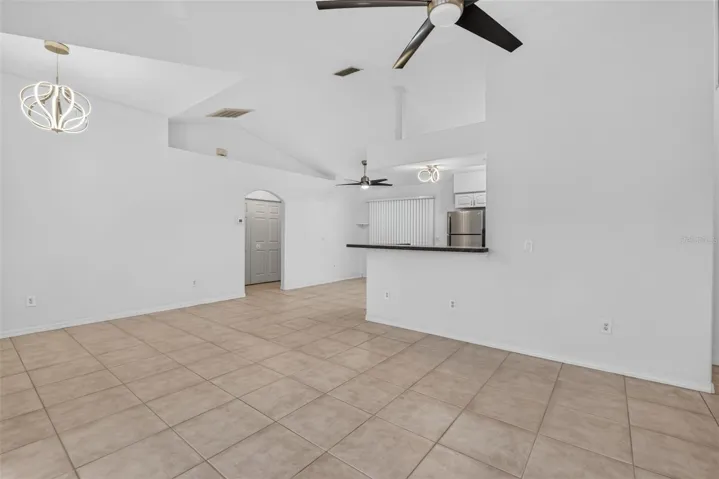 L-Shaped Living to Dining Area, Breakfast Bar