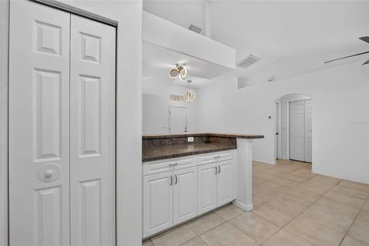Kitchen - Work counter/Breakfast Bar