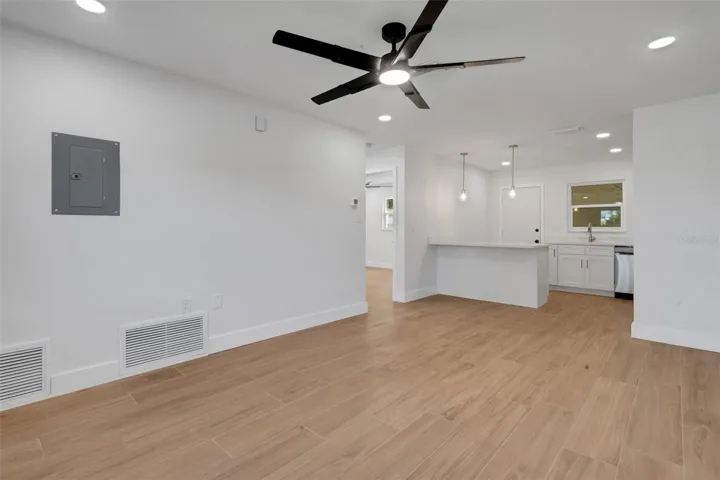 combo living-dining[kitchen