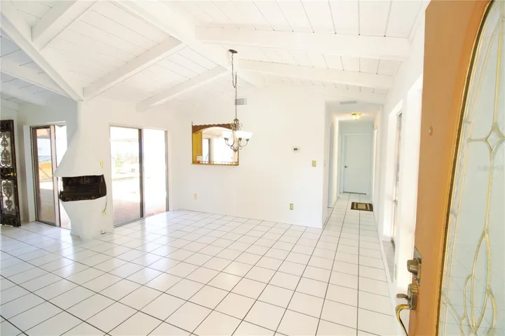 Foyer / Dining area