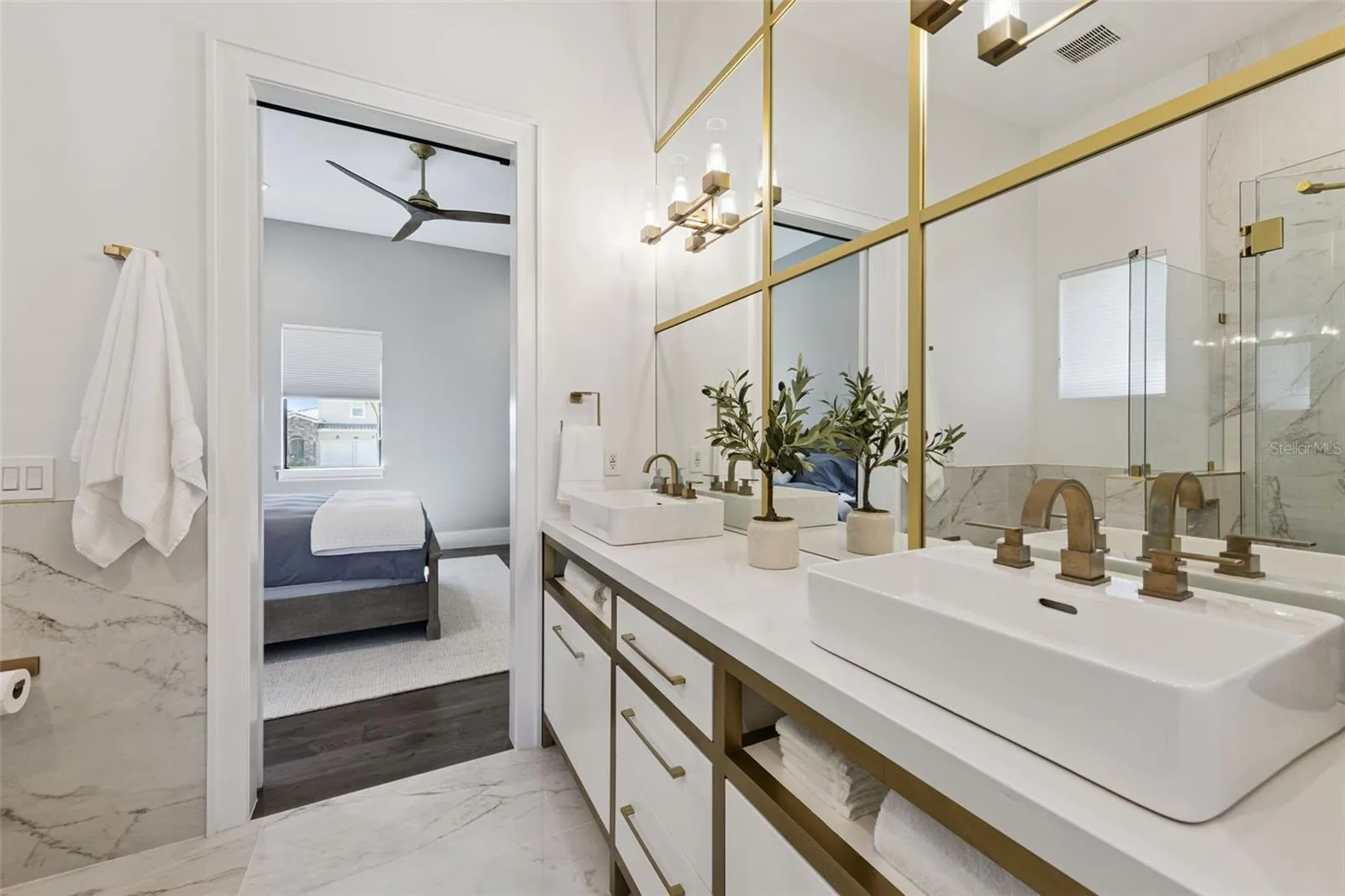 Bathroom in between bedroom #5 & bedroom #6