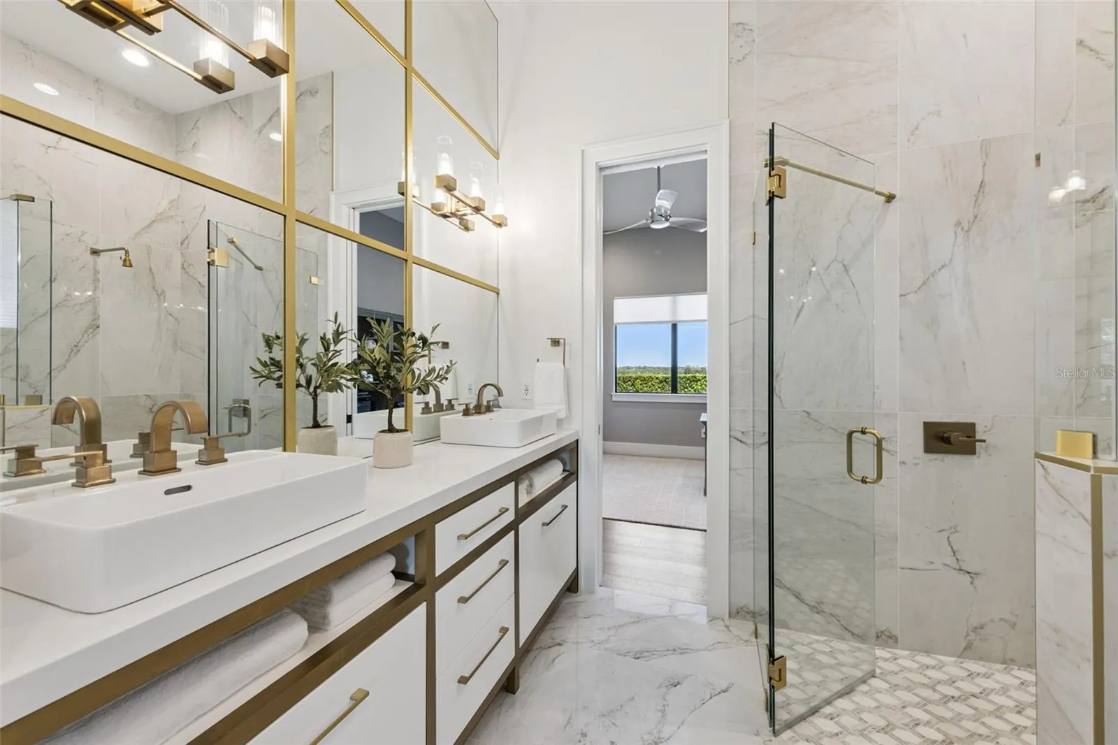 Bathroom in between bedroom #5 & bedroom #6