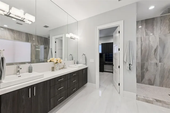 Primary en-suite bathroom