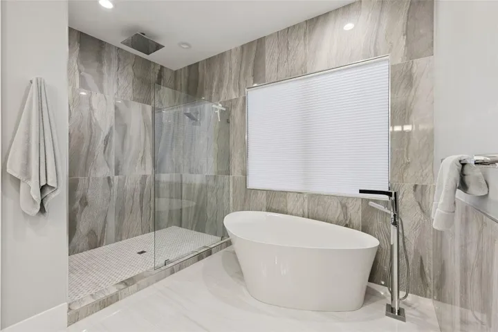 Primary en-suite bathroom
