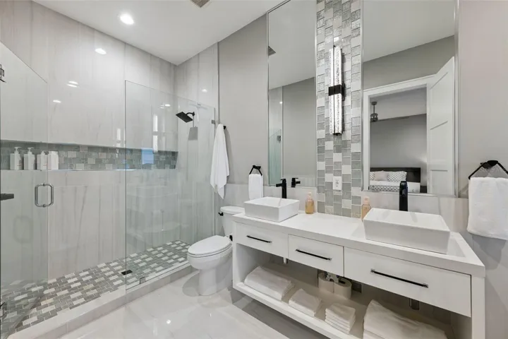 Bedroom #2 en-suite bathroom